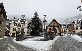 mcastet, casita aranesa en el valle de aran